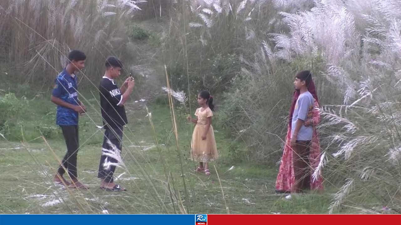 কাশফুলের শুভ্রতায় মুগ্ধ করতোয়ার চর