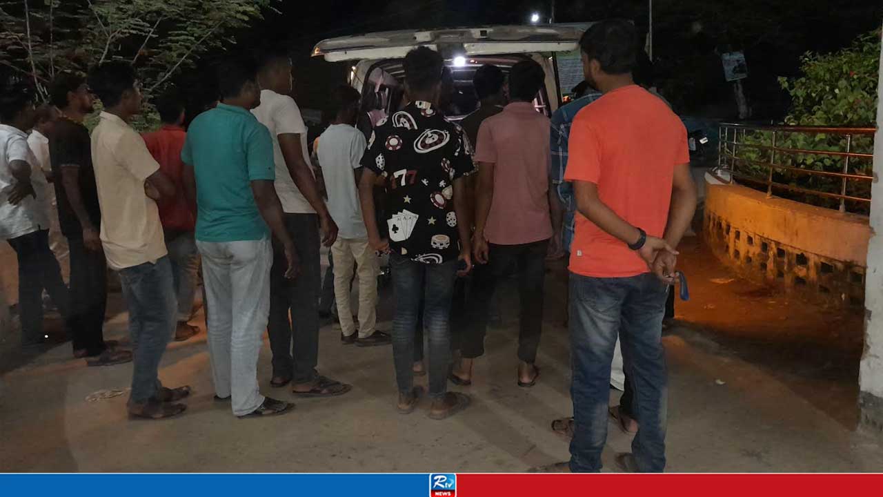 রাস্তায় দাঁড়িয়ে মোবাইলে কথা বলাই কাল হলো যুবকের