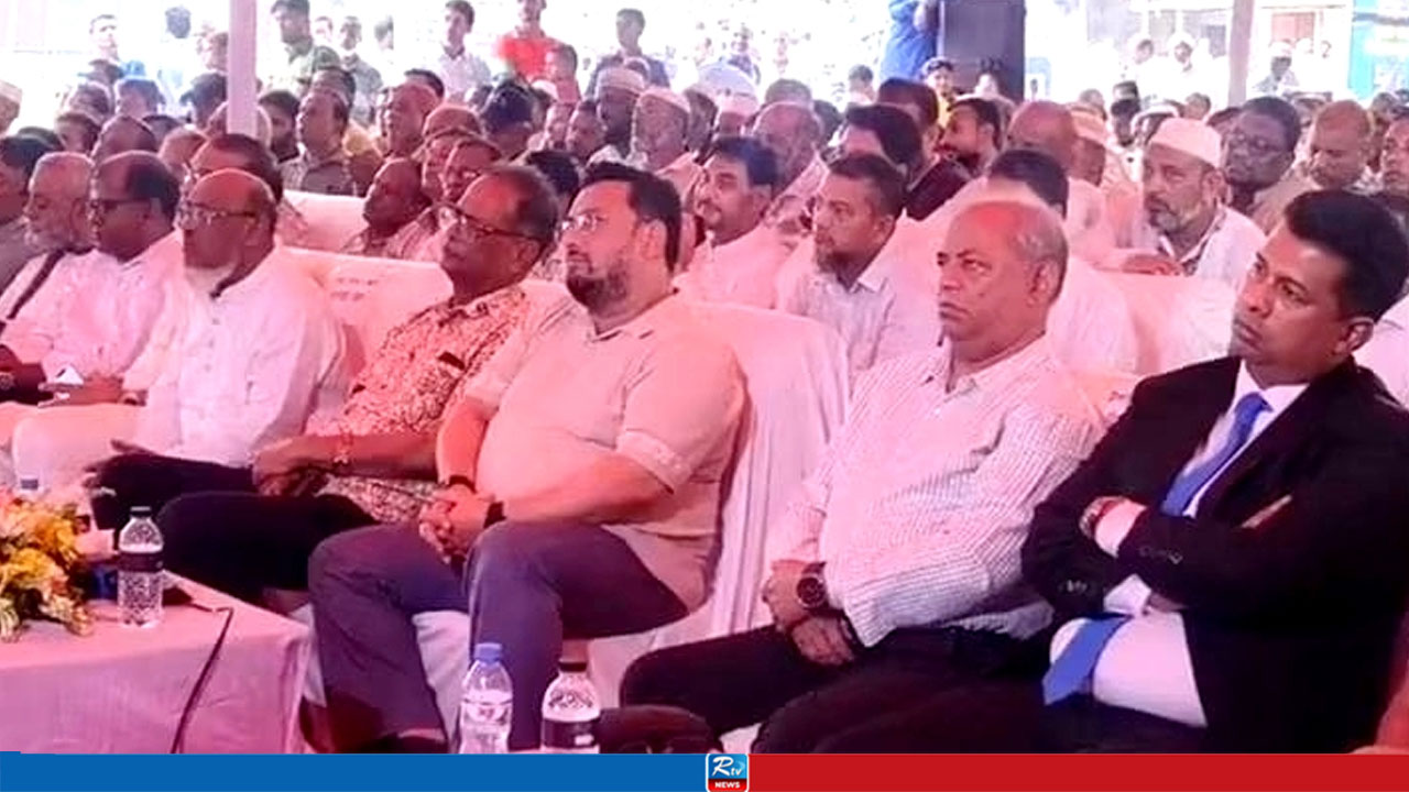 হাটহাজারীতে কৃষক কার্ড বিতরণে অংশ নিলেন চবি উপাচার্য 