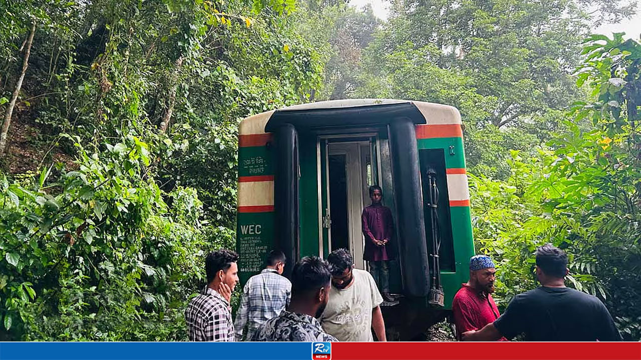 ৩ ঘণ্টা পর সিলেটের সঙ্গে রেলযোগাযোগ স্বাভাবিক