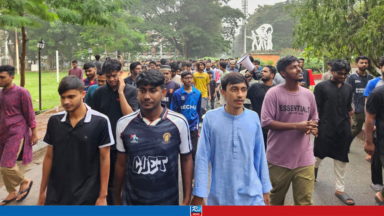 উপাচার্য পুনর্বহালের দাবি: বৃষ্টি উপেক্ষা করে ছুটির দিনেও চুয়েটে শিক্ষার্থীদের বিক্ষোভ