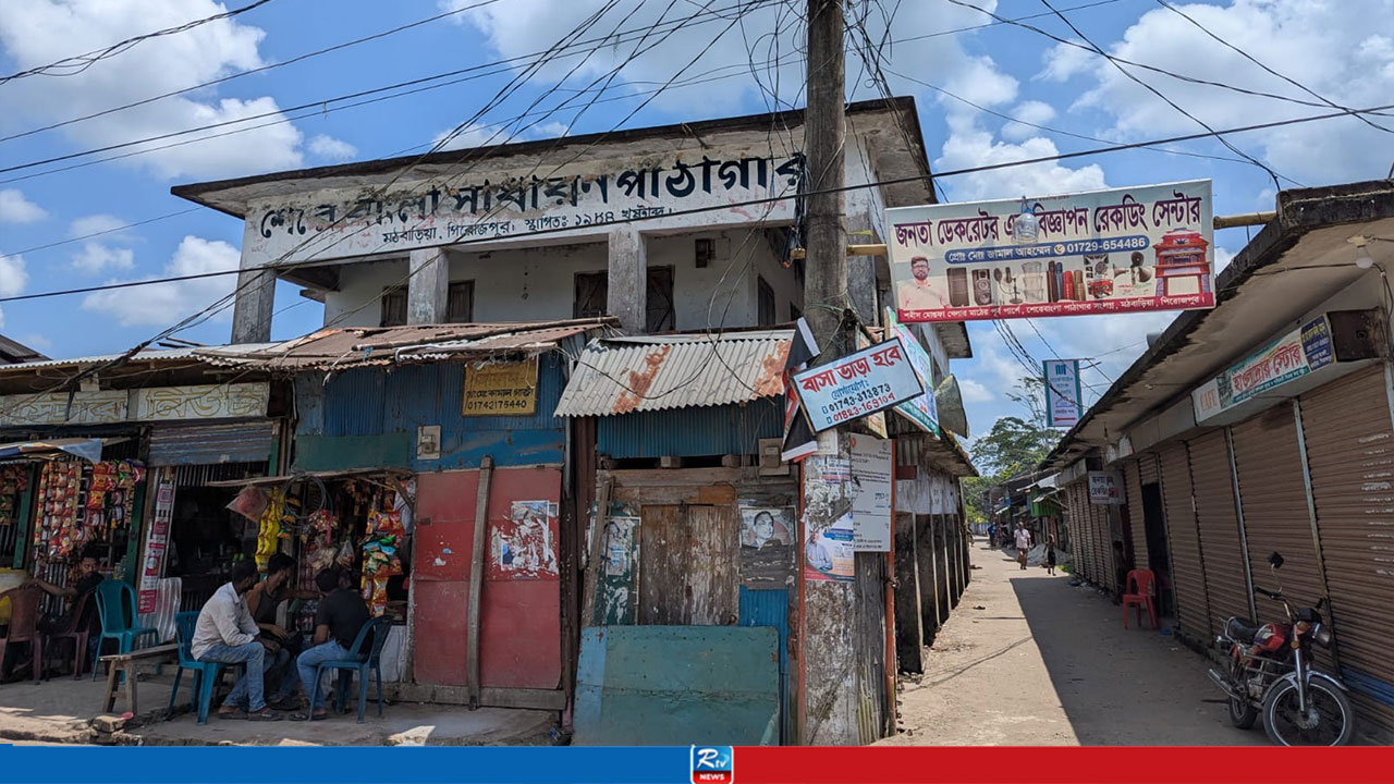 পাঠাগারে ‘জ্ঞানের আলো’, তরুণদের কাছে মোবাইলই ভালো!