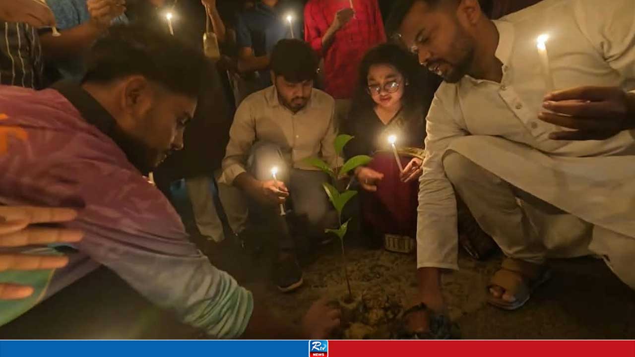 চবির ভাঙা সড়কের গর্তে চারা রোপণ করে ছাত্রদল নেতার প্রতিবাদ
