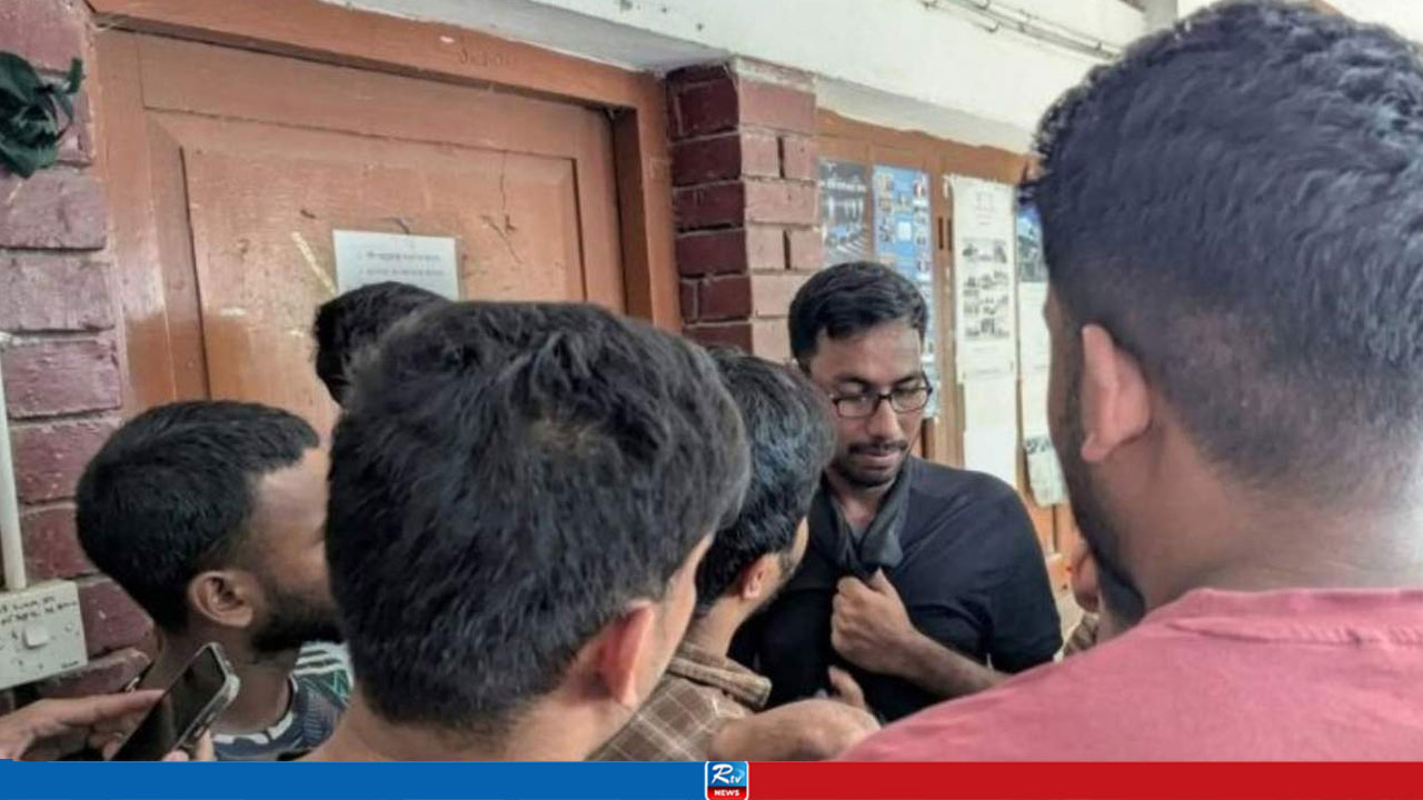 ছেলেদের হলে গোসলের ভিডিও ধারণের সময় মোদ্দাদেকুর ধরা, অতঃপর...