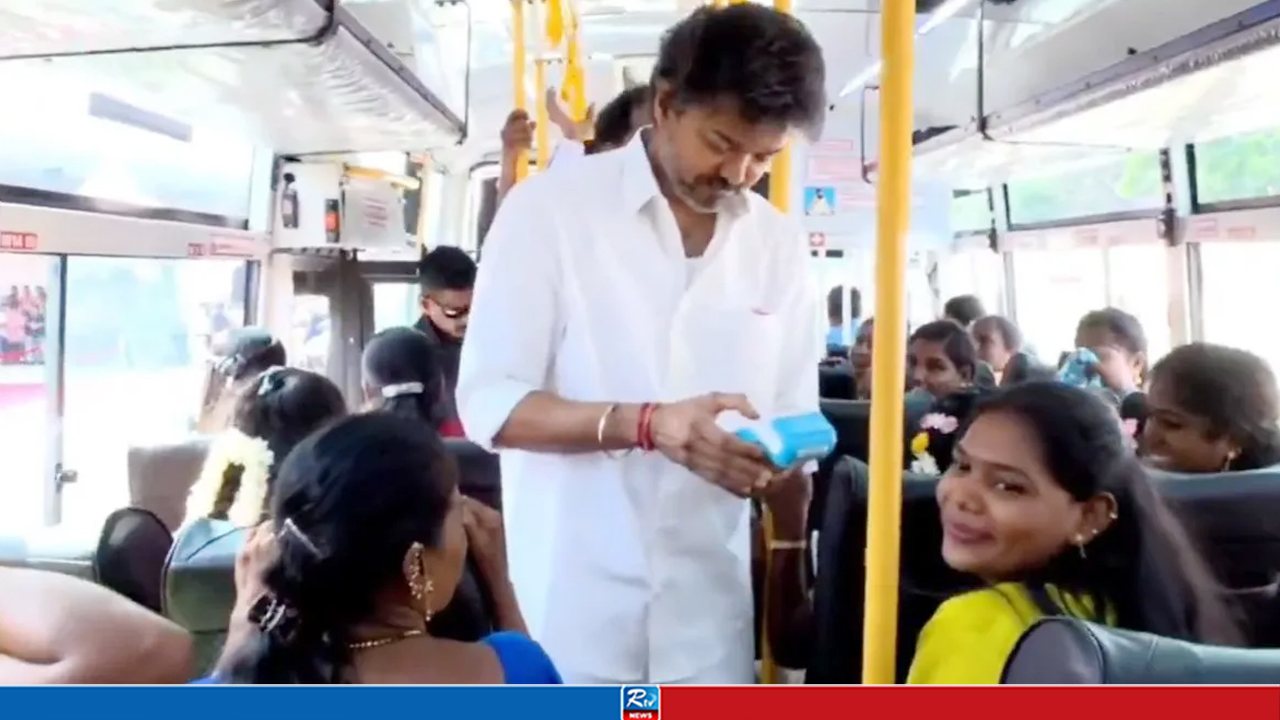 নারী যাত্রীদের হাতে বিনামূল্যে তুলে দিলেন ভ্রমণের পাস, মুখ্যমন্ত্রীর উদ্যোগে উচ্ছ্বসিত যাত্রীরা