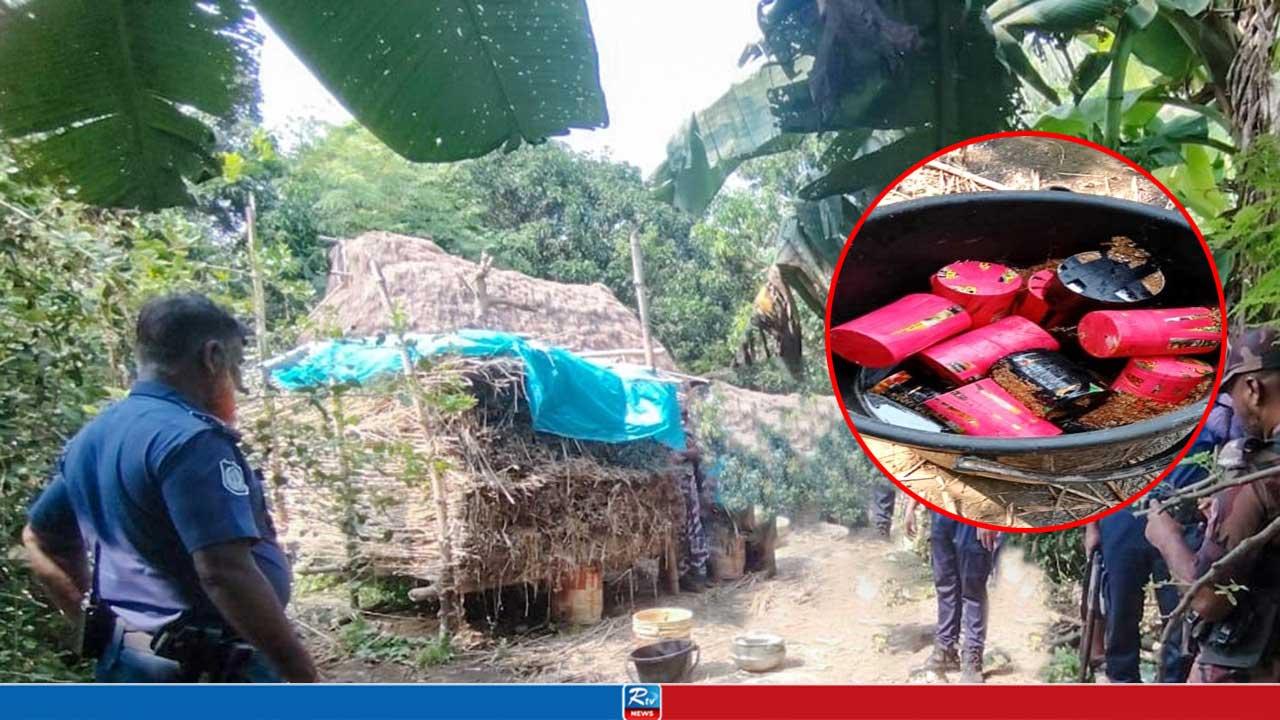 চাঁপাইনবাবগঞ্জে খড়ের স্তূপে মিলল ১৯ ককটেল
