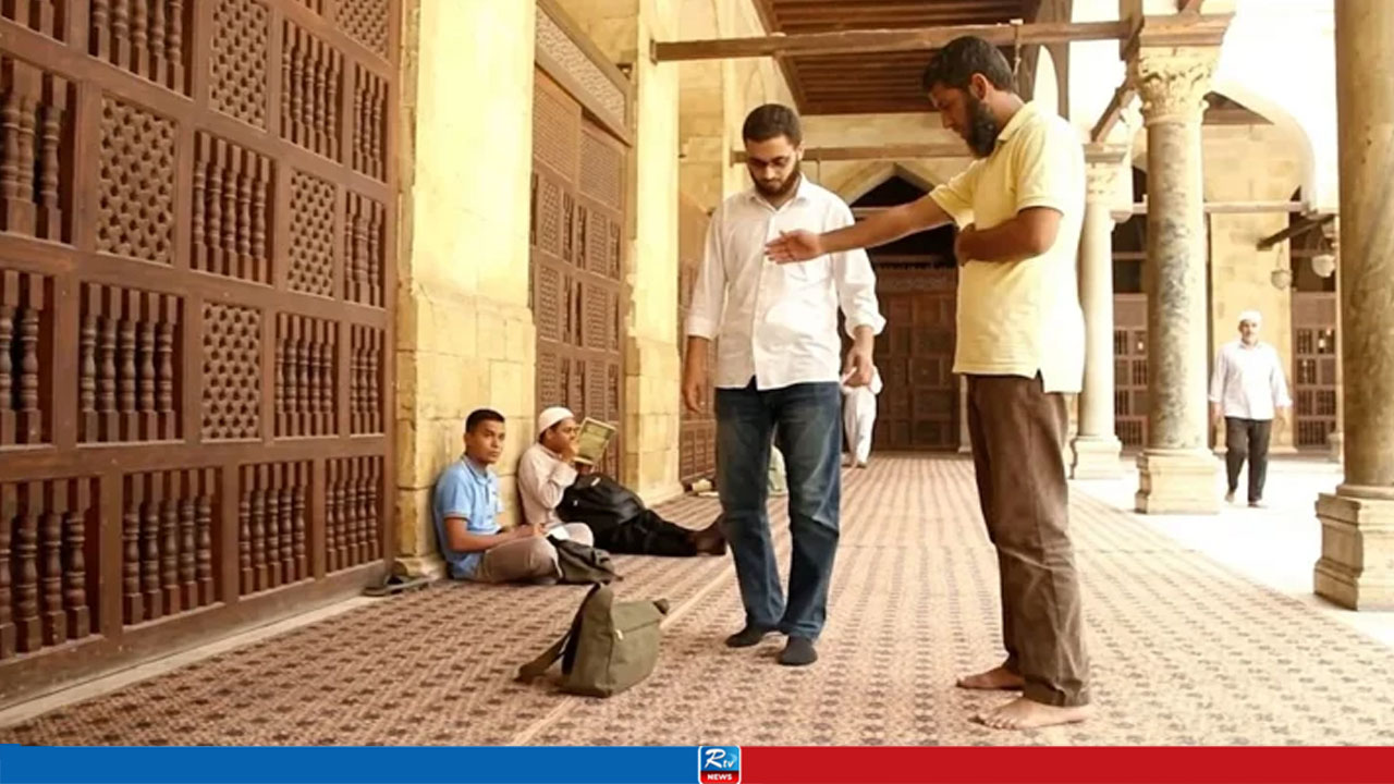 নামাজরত ব্যক্তির সামনে দিয়ে যাতায়াত করলে কী ৪০ দিনের ইবাদত নষ্ট হয়