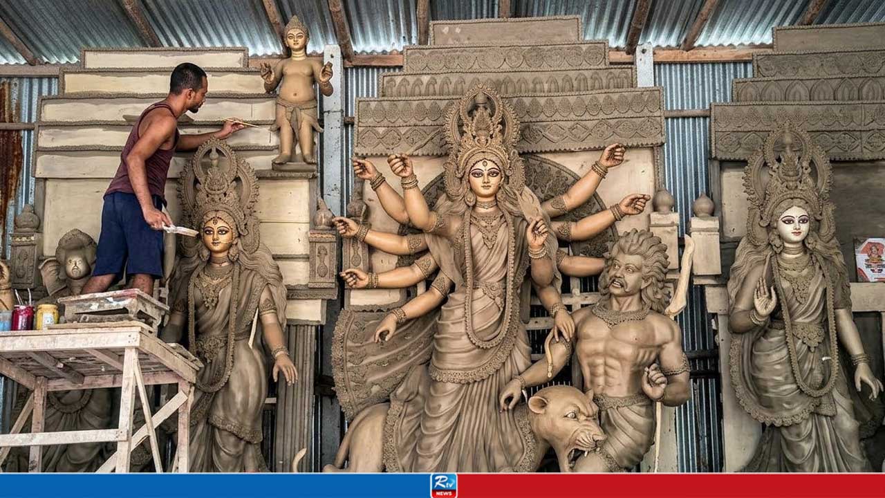 মাটির অবয়বে ফুটছে দেবীর রূপ, দুর্গোৎসবের প্রস্তুতি তুঙ্গে