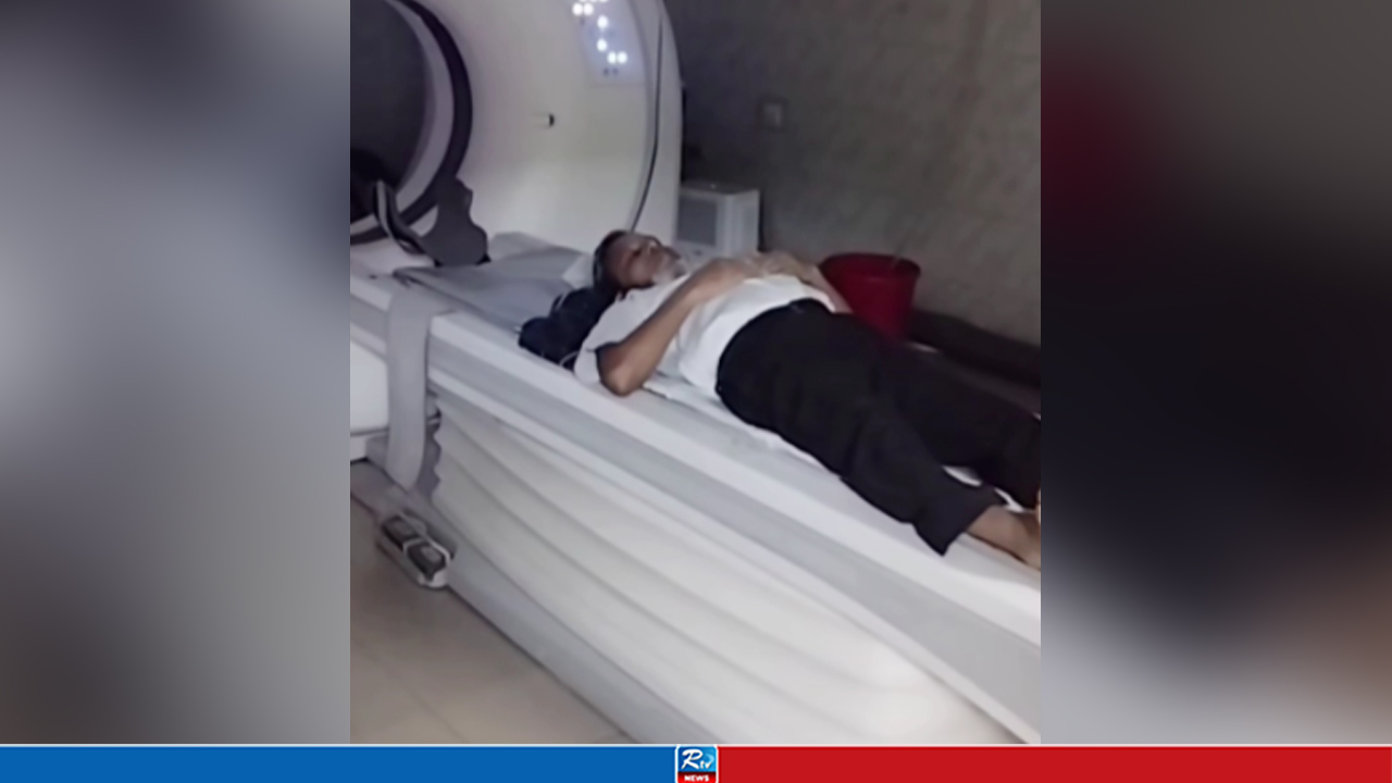 সিটিস্ক্যান মেশিনের ওপর শুয়ে টেকনিশিয়ানের বিশ্রাম, ভিডিও ভাইরাল
