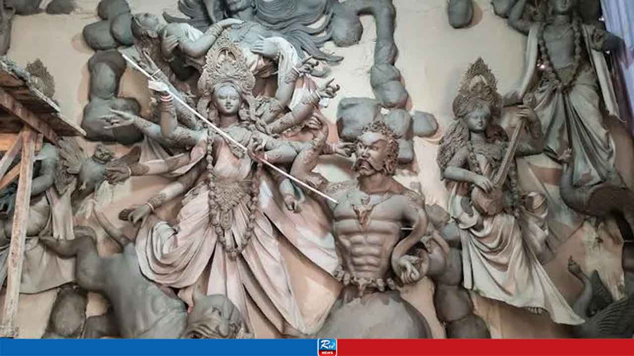 বরিশালে ৬৩৭ মণ্ডপে চলছে দুর্গাপূজার প্রস্তুতি 