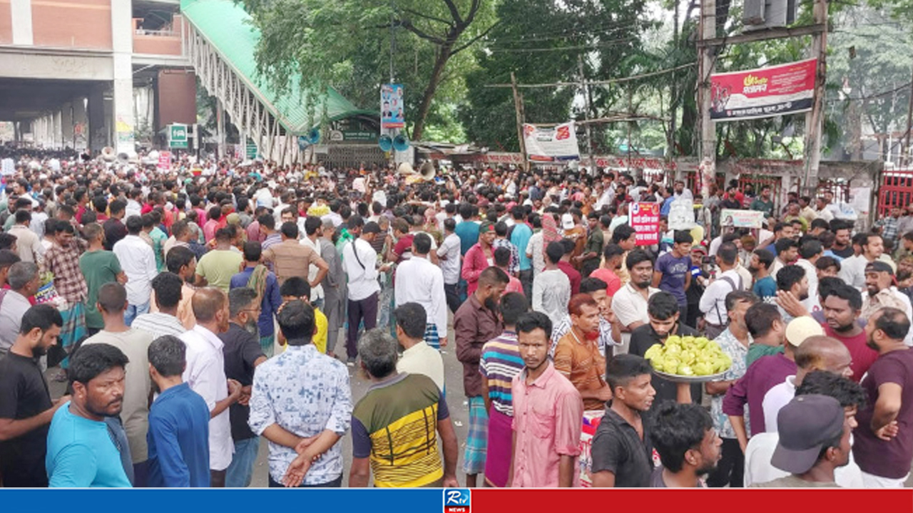 পুলিশি হয়রানি বন্ধের দাবিতে প্রেসক্লাবের সামনে অটোরিকশা চালকদের অবরোধ