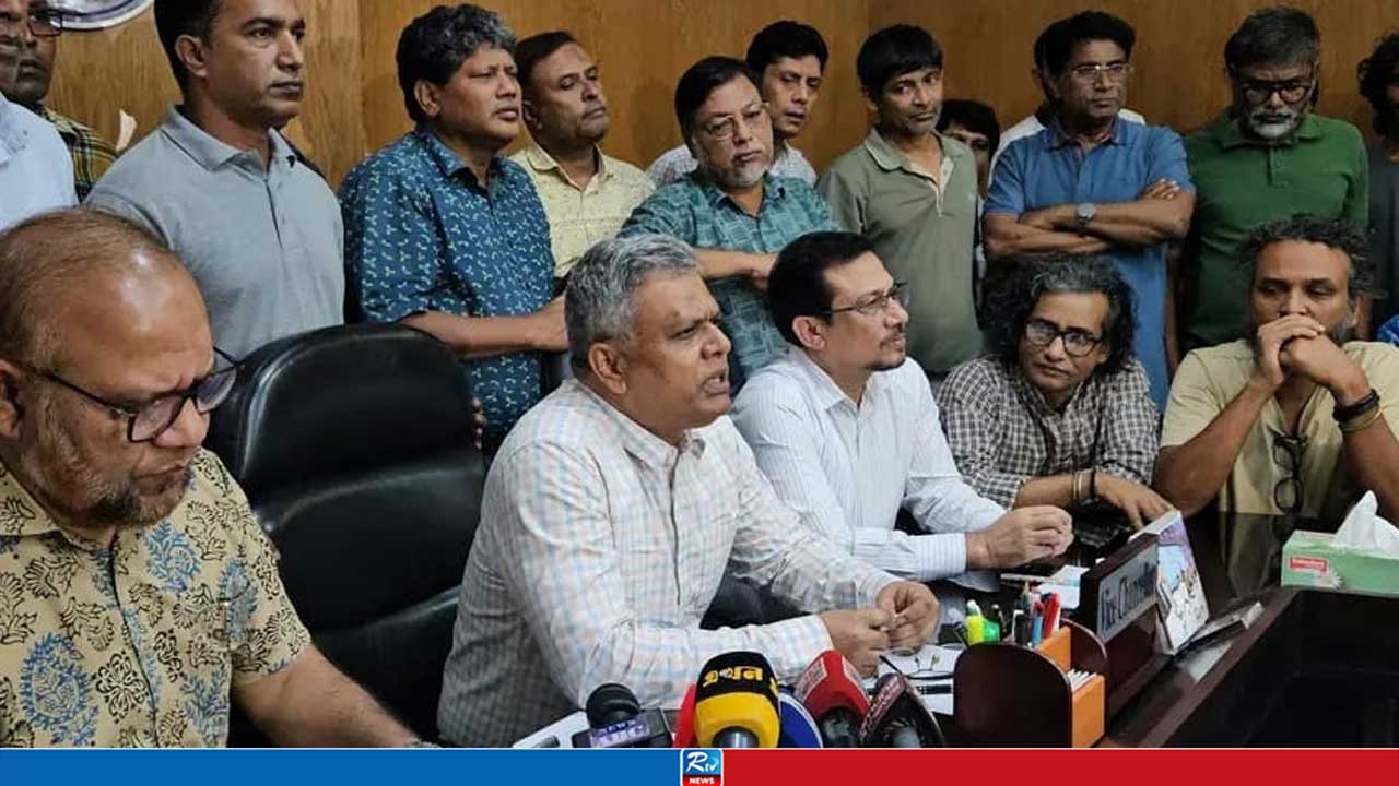 সাংবাদিকদের ওপর হামলার ঘটনায় রাবির জিয়া হলের প্রভোস্টকে অব্যাহতি