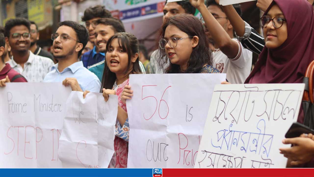 সরকারের সাড়া না পেয়ে চট্টগ্রাম প্রেসক্লাবের সামনে চুয়েট শিক্ষার্থীদের অবস্থান