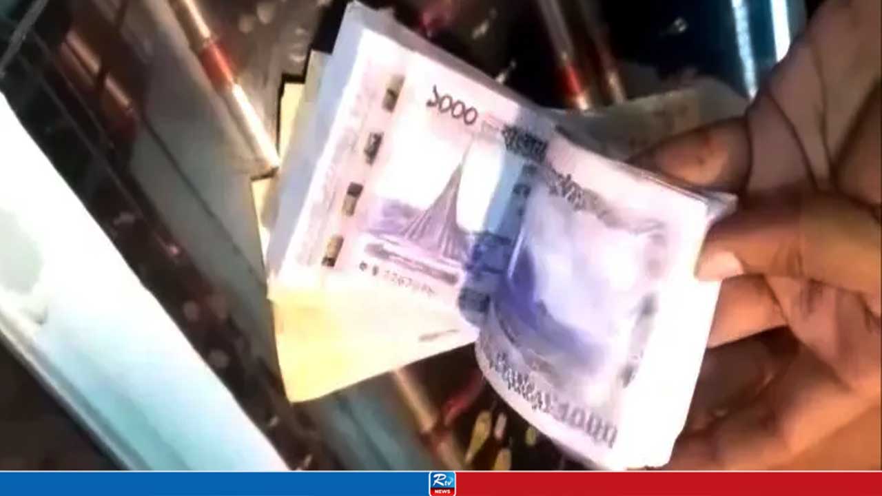 সোনা ব্যবসায়ীকে জাল টাকার বান্ডিল দিয়ে চেইন নিয়ে চম্পট