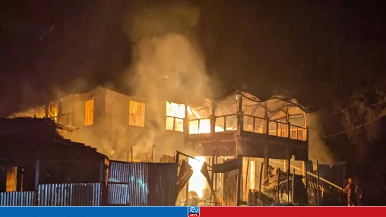 মধ্যরাতে আগুনে পুড়ল ময়মনসিংহের ঐতিহ্যবাহী সিনেমা হল