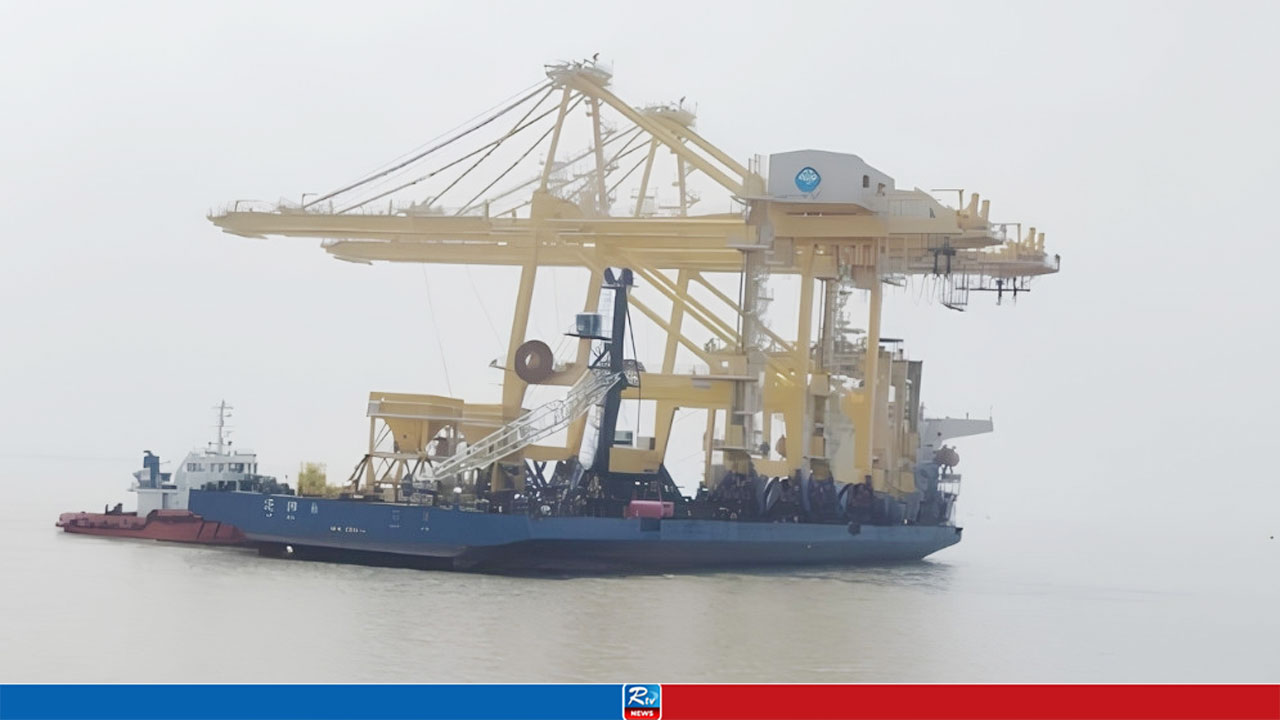 অত্যাধুনিক কার্গো হ্যান্ডলিং যন্ত্রে বদলে যাচ্ছে পায়রা বন্দর
