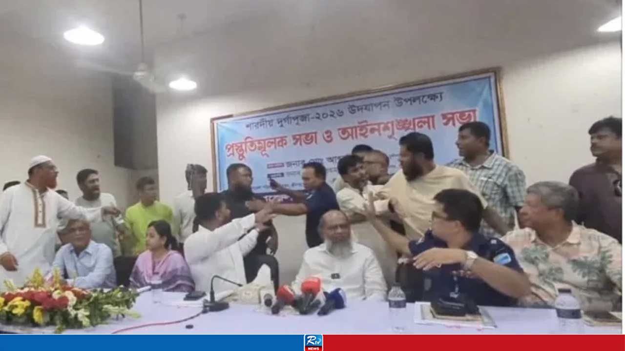 মুন্সীগঞ্জে পূজার প্রস্তুতি সভায় গিয়ে জামায়াত নেতা লাঞ্ছিত