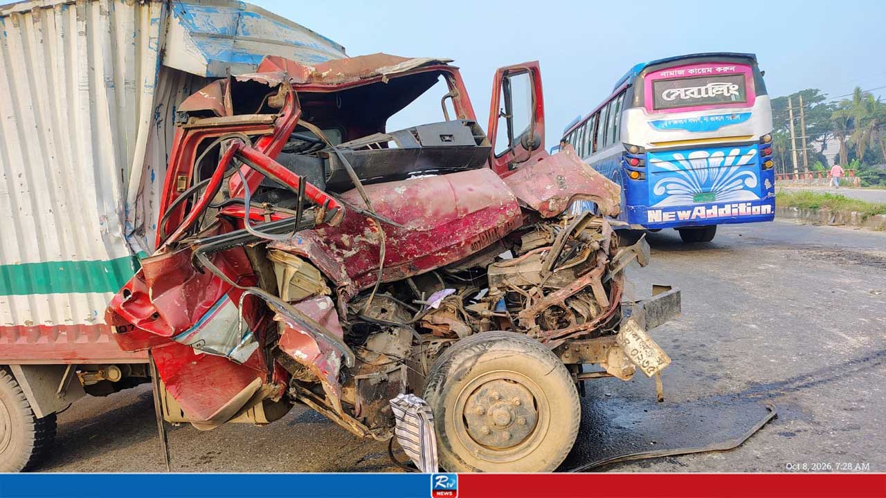 ধামরাইয়ে বাস-কাভার্ডভ্যানের মুখোমুখি সংঘর্ষ, নিহত ১