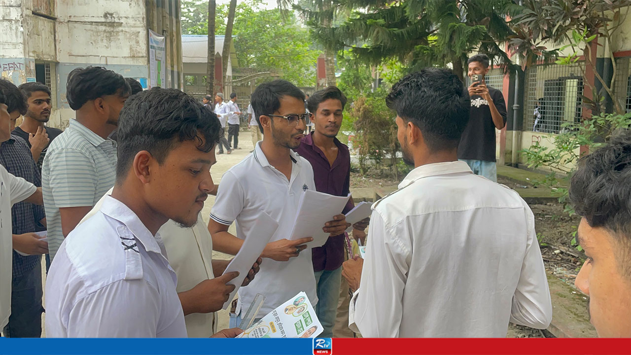 ডেঙ্গু ও মাদক প্রতিরোধে সচেতনতামূলক লিফলেট বিতরণ ছাত্রদলের