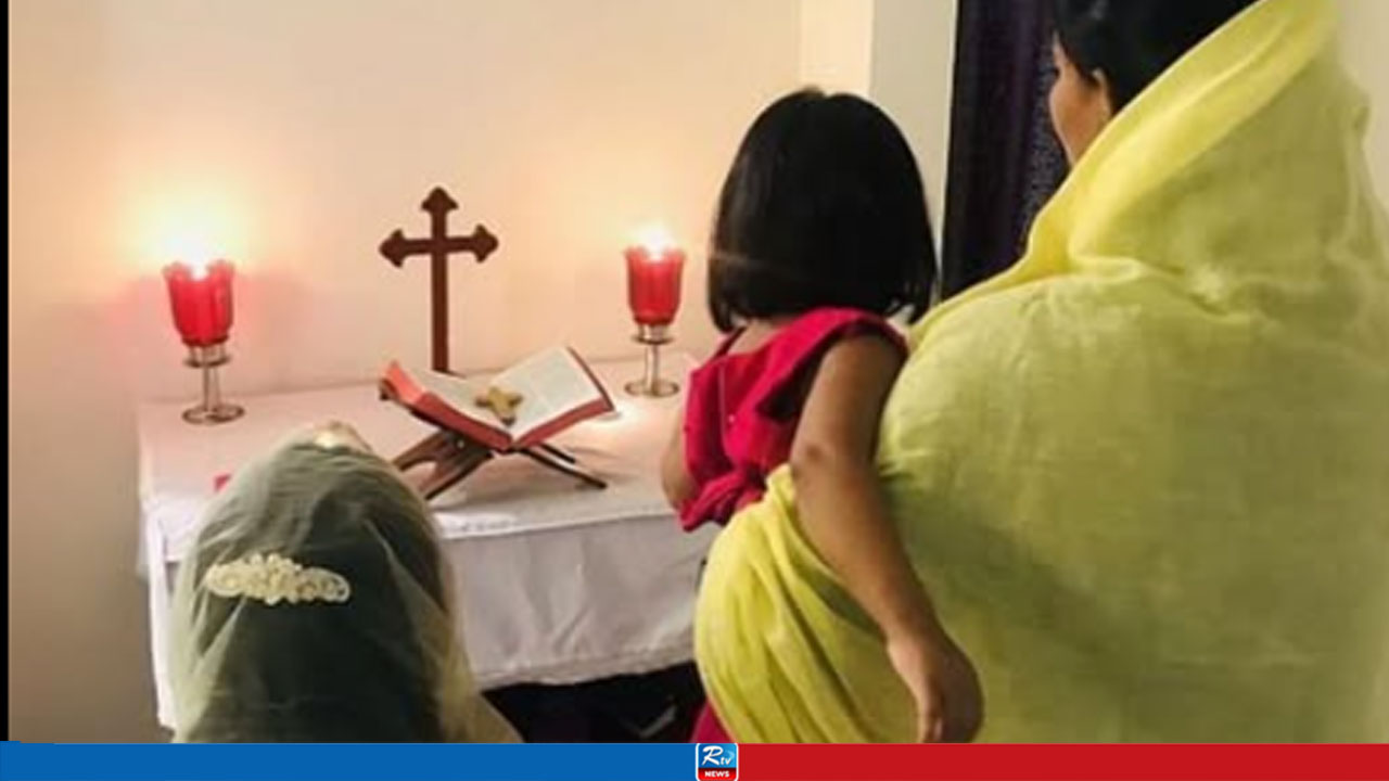 ভারতে খ্রিস্টান বাড়িতে ভয়ংকর মব, তুলসী গাছ রেখে দেওয়ানো হলো ধর্মীয় স্লোগান