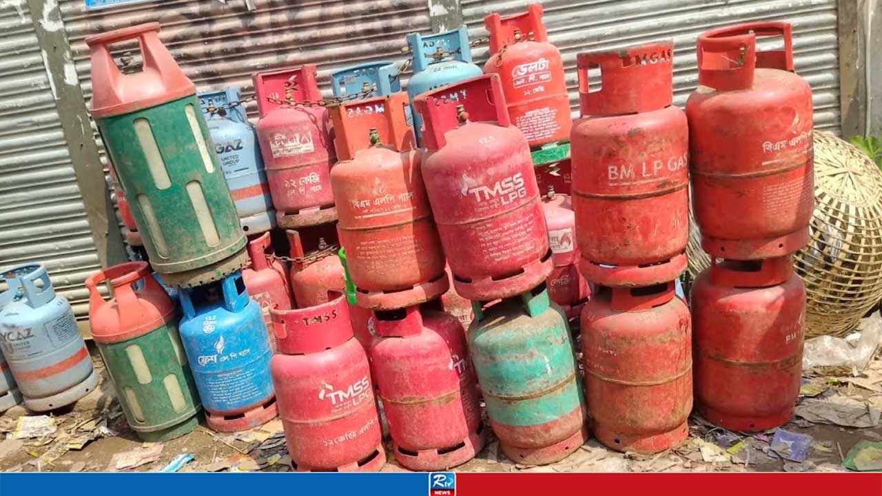বাড়তি দামেও মিলছে না গ্যাস, খালি হাতে ফিরছেন ক্রেতা