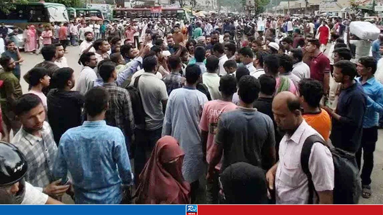 প্রশ্নপত্র ফাঁসের অভিযোগে নীলক্ষেতে চাকরিপ্রত্যাশীদের অবরোধ