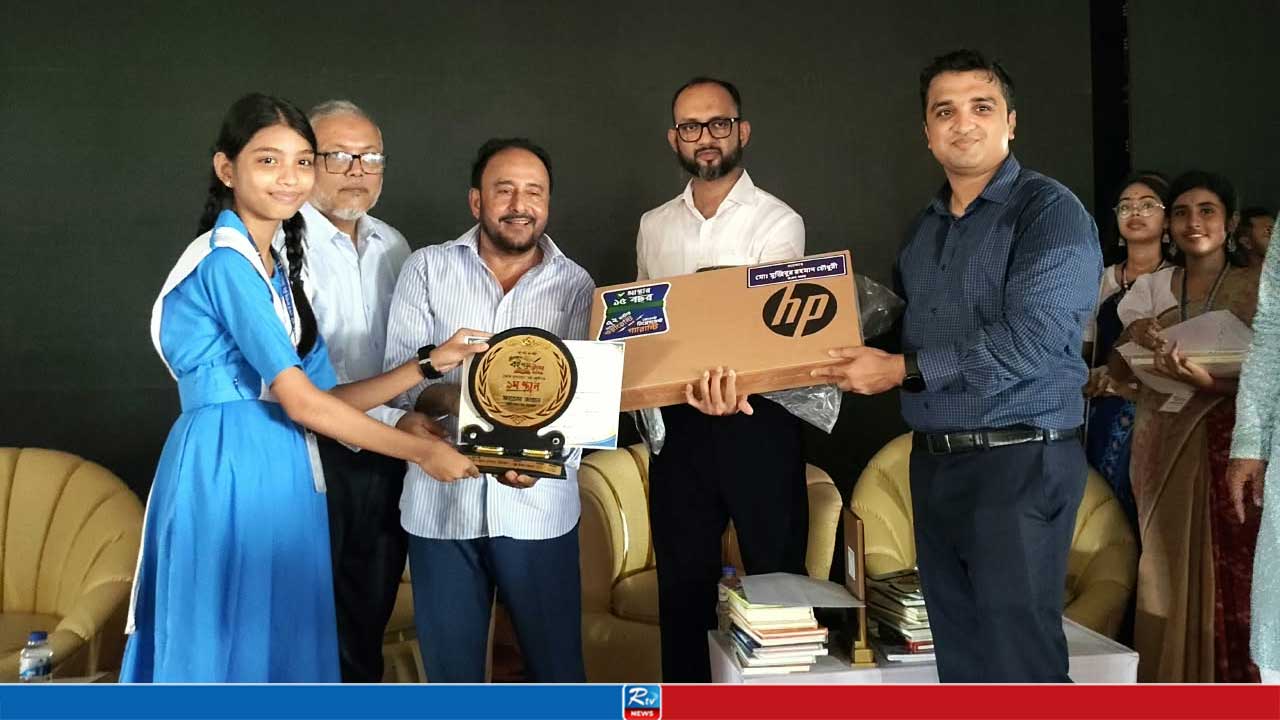 বই পড়ে ল্যাপটপ পেল ৮ শিক্ষার্থী
