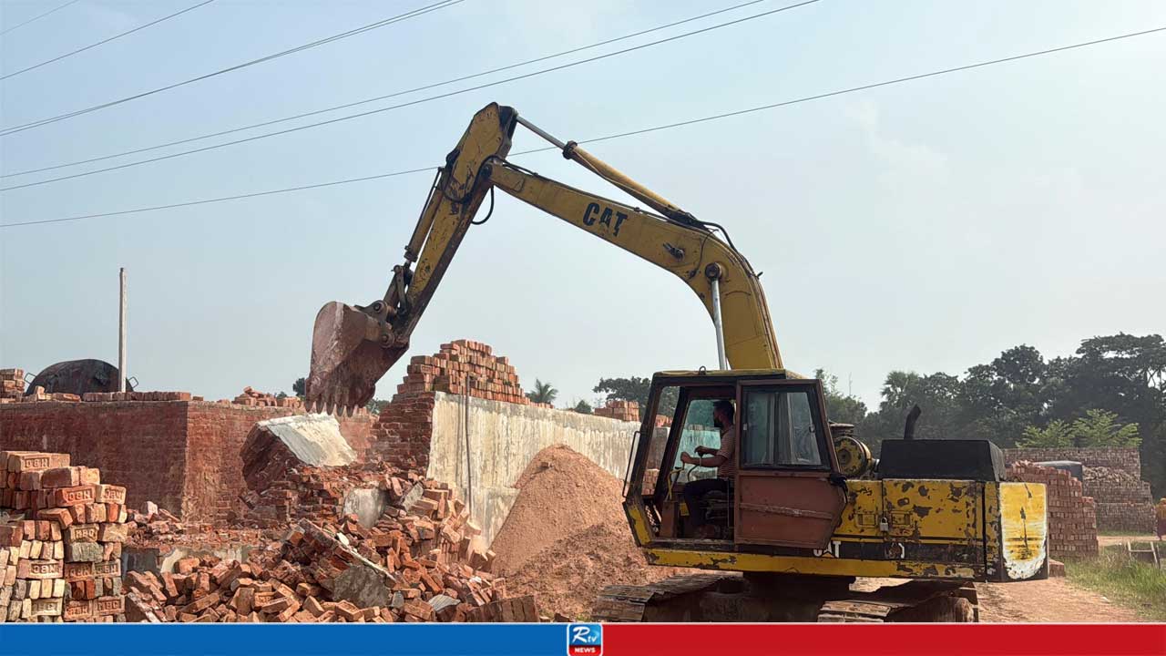 ধামরাইয়ে দুই অবৈধ ইটভাটায় অভিযান