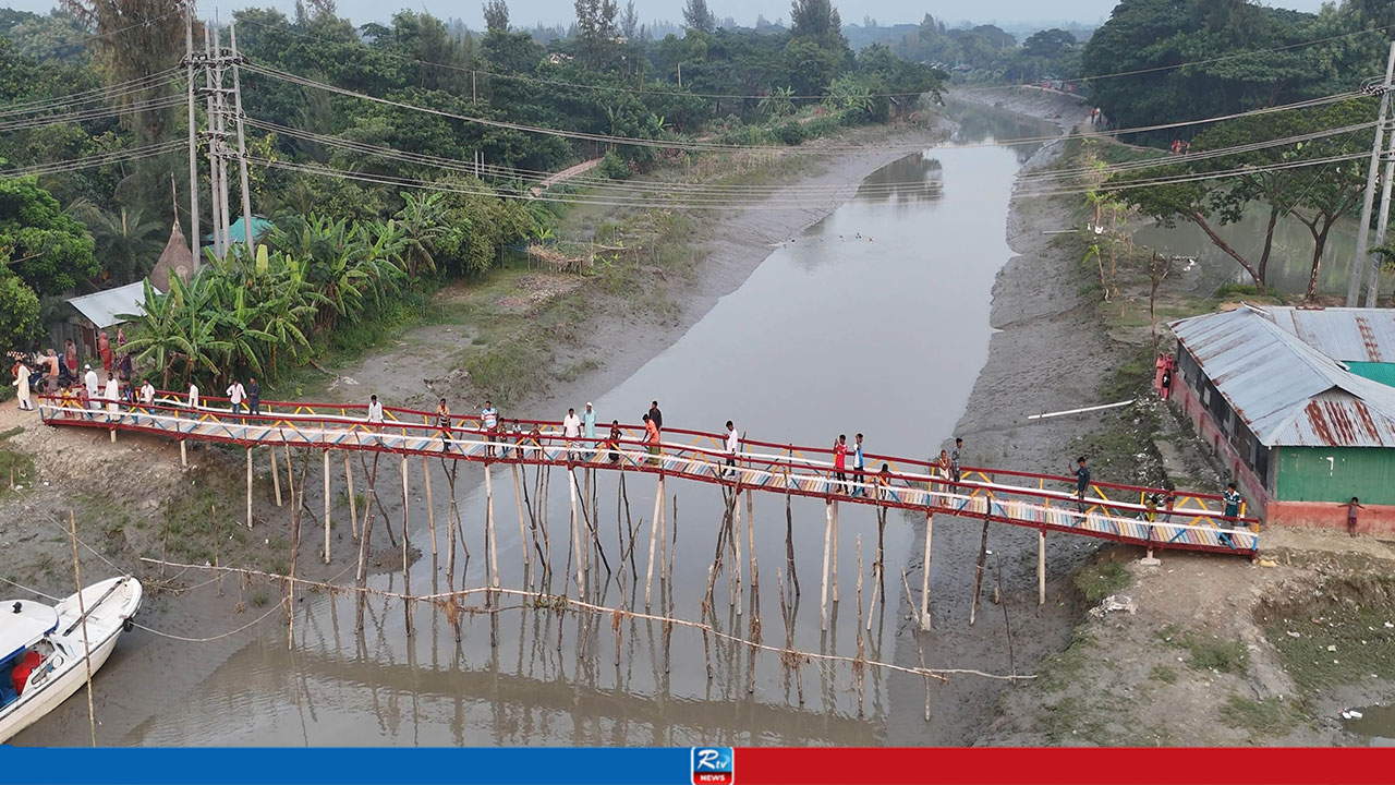 ৫০ বছরের দুর্ভোগের অবসান, সাঁকোর বদলে কাঠের সেতুতে বদলে যাচ্ছে তিন গ্রামের চিত্র