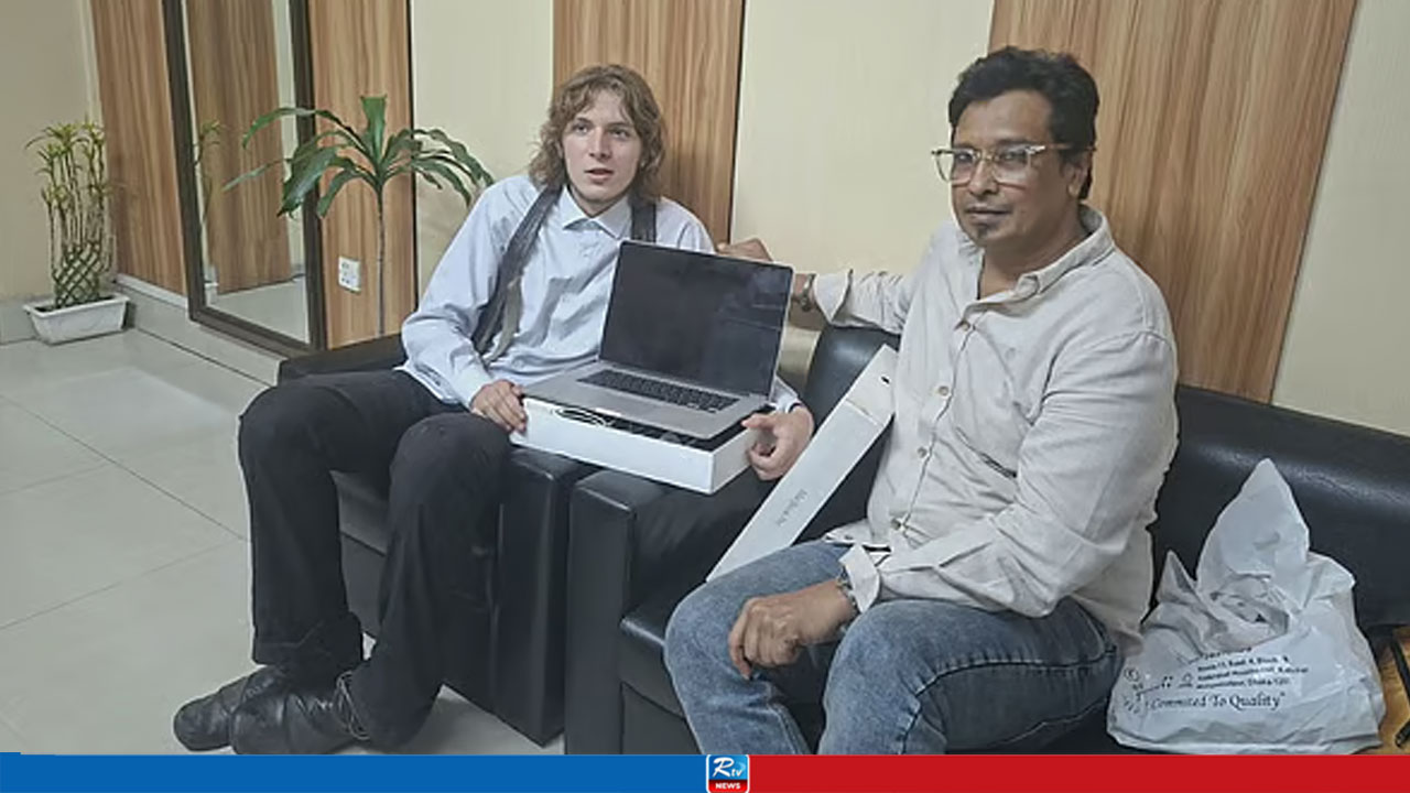 ম্যাকবুক উপহার পেলেন বেড়াতে এসে ল্যাপটপ হারানো সেই জার্মান তরুণ