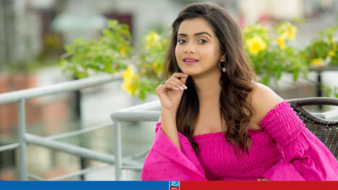 ডাম্প ট্রাকের চাপায় দুমড়েমুচড়ে গেছে গাড়ি, ভেতরে ছিলেন তানজিন তিশা