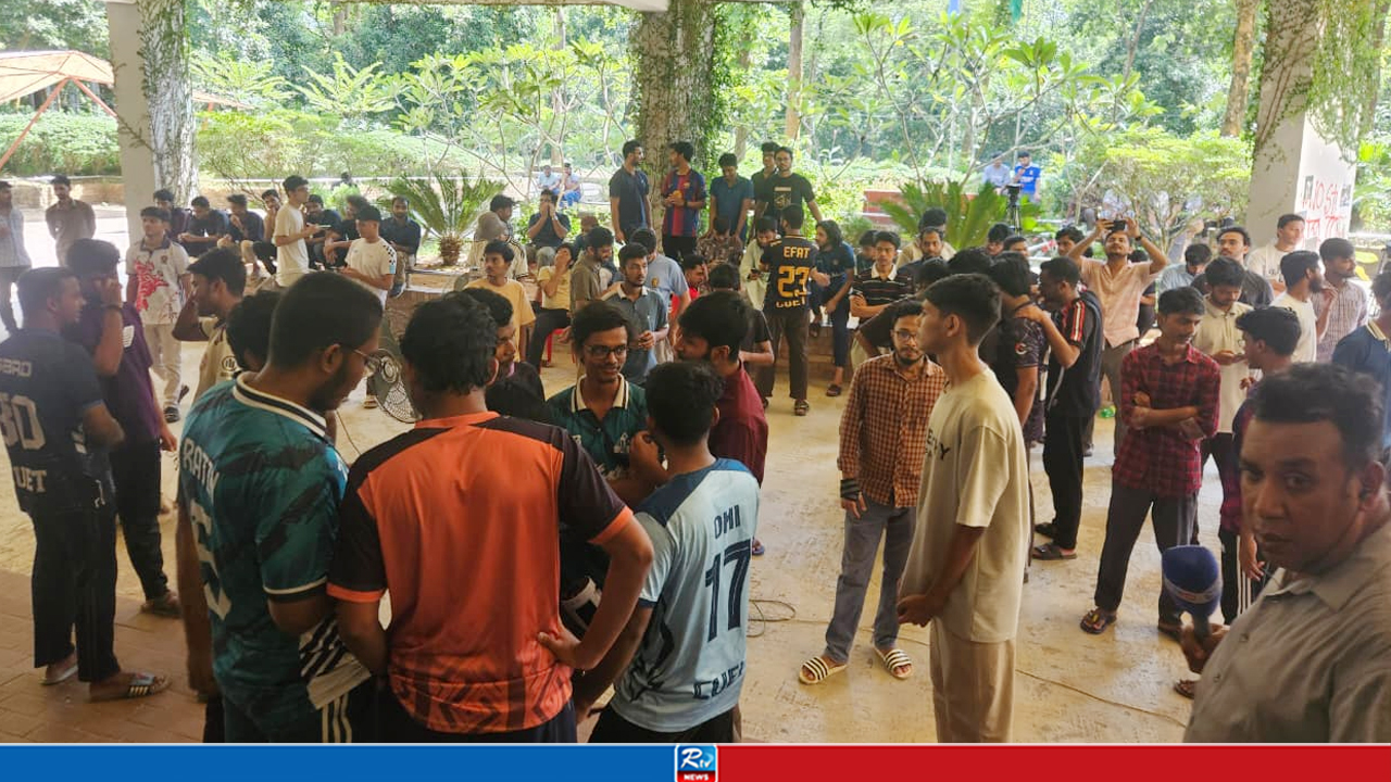 আল্টিমেটাম পার হওয়ায় উপাচার্যকে তালাবদ্ধ করলেন চুয়েট শিক্ষার্থীরা