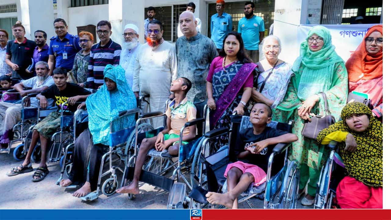 শেরপুরে জেলা প্রশাসনের উদ্যোগে প্রতিবন্ধীদের মধ্যে হুইলচেয়ার বিতরণ