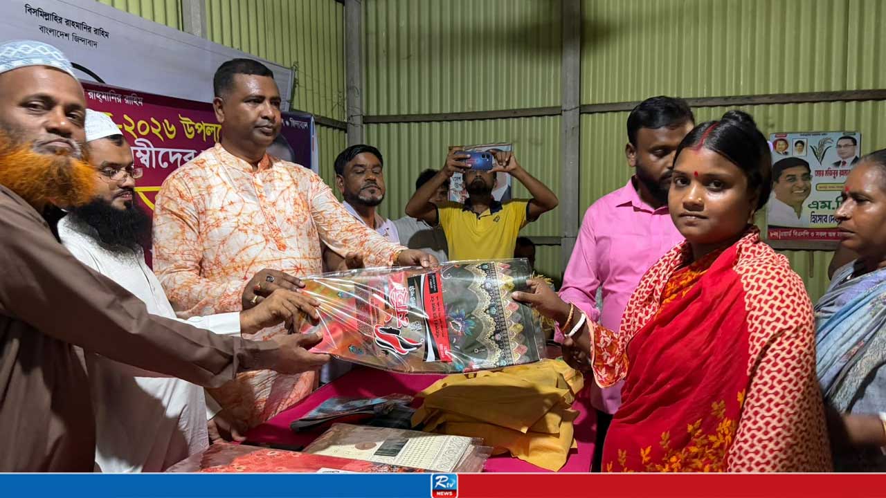 কালিয়াকৈরে দুর্গাপূজা উপলক্ষে শাড়ি ও লুঙ্গি পেয়ে খুশি সনাতন ধর্মাবলম্বীরা