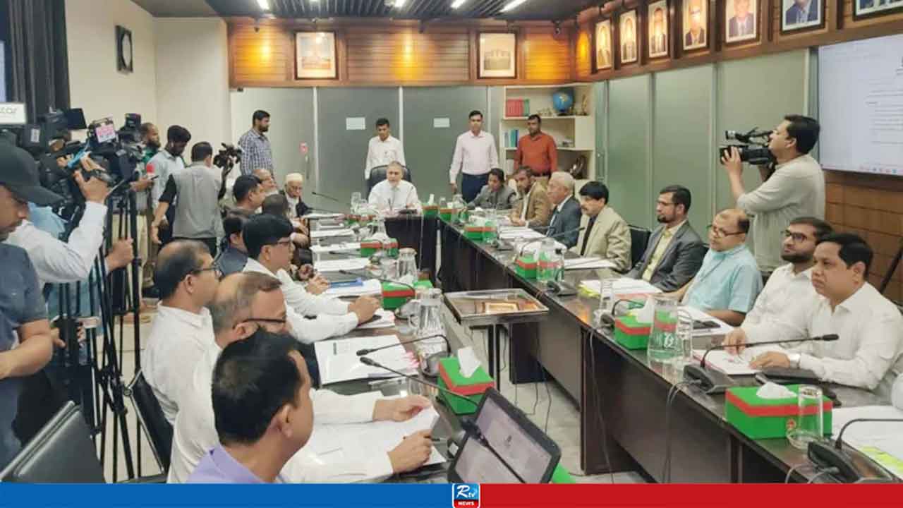 ইউপি নির্বাচনের দিনক্ষণ নির্ধারণে বৈঠকে ইসি