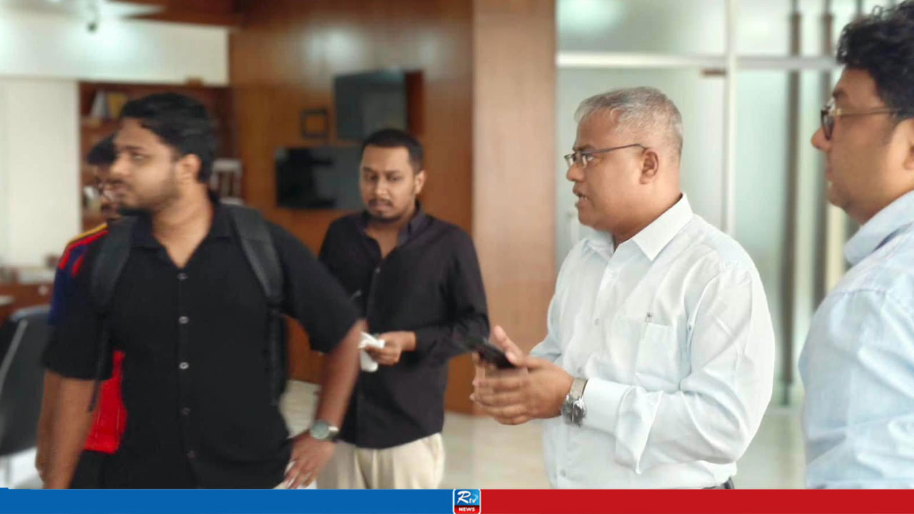 প্রশাসনিক ভবনের তালা ভেঙে চুয়েট ক্যাম্পাসে প্রবেশ নতুন উপাচার্যের