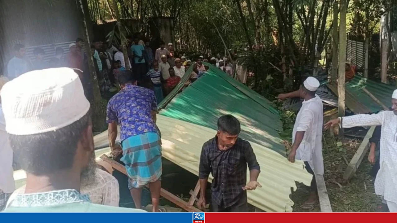 প্রতিবেশীর সঙ্গে বিরোধে রাস্তা বন্ধ, ঘর ভেঙে মরদেহ দাফন
