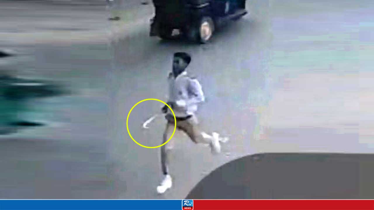 শাসন করায় শিক্ষককে রাস্তায় ফেলে বেধড়ক পেটাল সপ্তম শ্রেণির ছাত্র