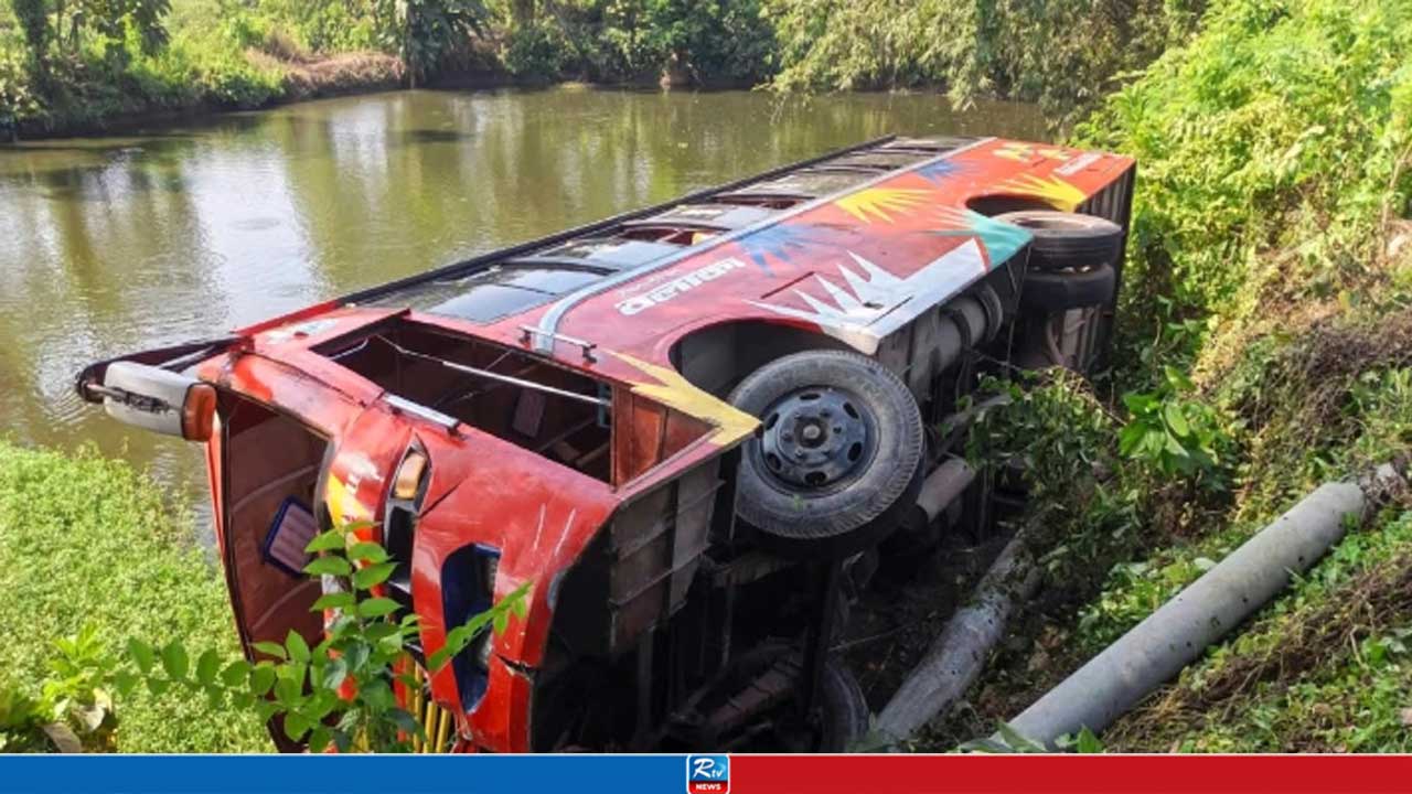 কুমিল্লায় বাস খাদে পড়ে হেলপার নিহত, আহত ৫
