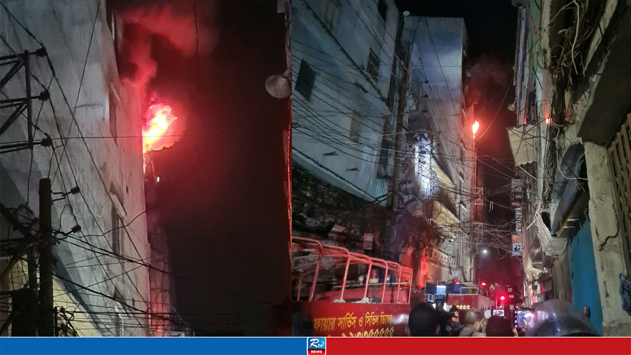 পুরান ঢাকার আগুন ১২ ঘণ্টা পর নিয়ন্ত্রণে, ৪ ফায়ার ফাইটার হাসপাতালে 