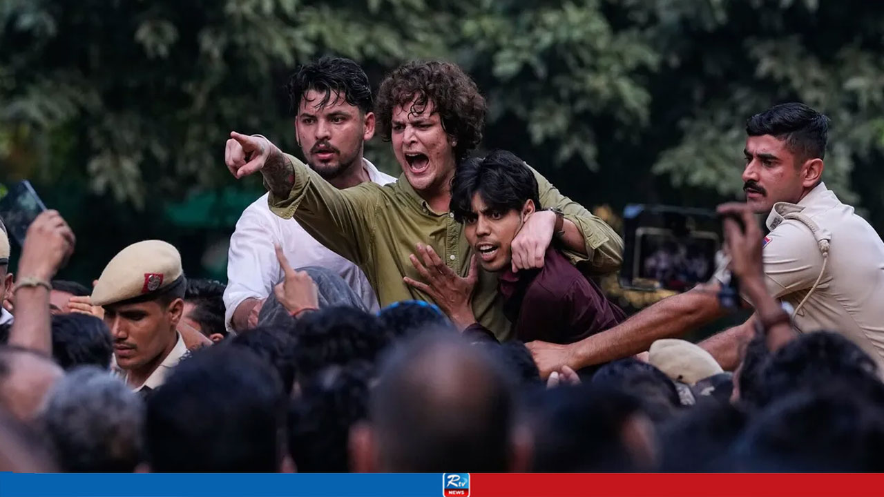 এবার মোদির বিরুদ্ধে পথে ভারতের ক্ষুব্ধ তরুণেরা