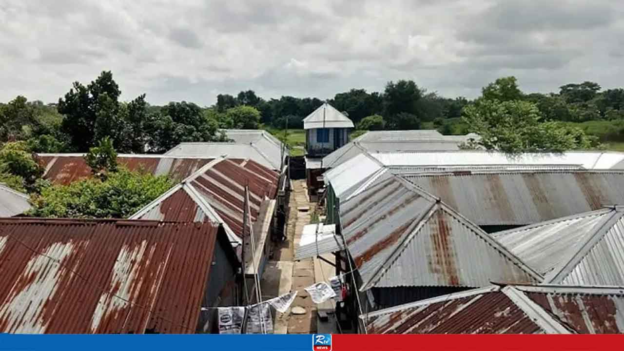দৌলতদিয়া যৌনপল্লীতে হঠাৎ পুলিশের অভিযান, অতঃপর...