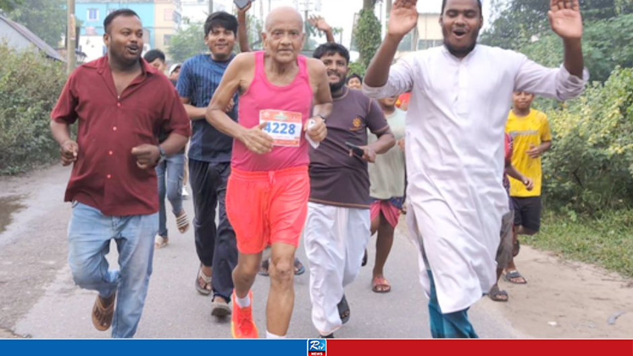 ৭৪ বছর বয়সেও ৪২ কিলোমিটার দৌড়, কে এই খবির উদ্দিন?