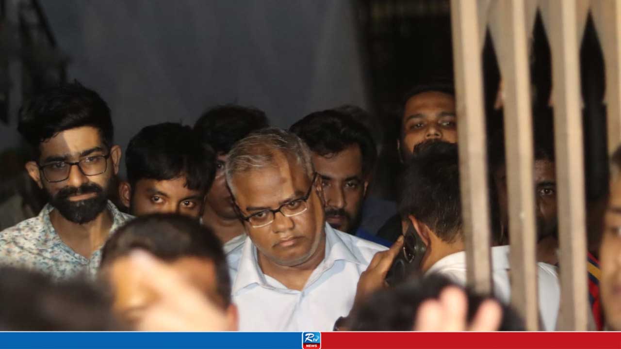 ৩০ ঘন্টা অবরুদ্ধ থাকার পর ক্যাম্পাস ছাড়লেন চুয়েট উপাচার্য