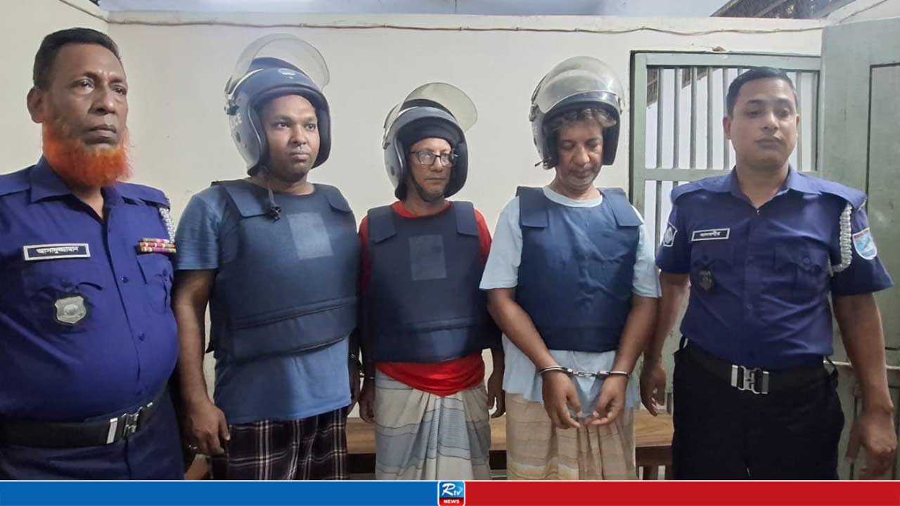 আদালত প্রাঙ্গণে স্লোগান দিয়ে ‘খেসারত’ দিলেন আইভীর আইনজীবীসহ ৩ জন
