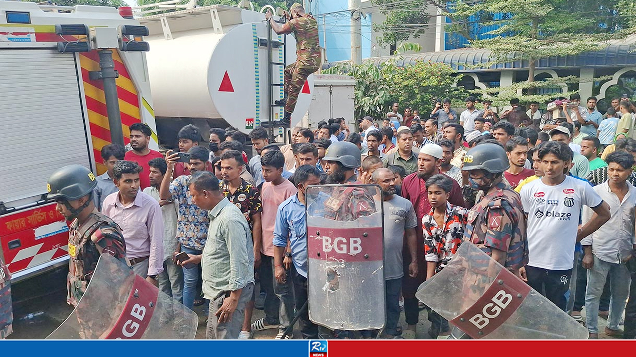 টঙ্গীর ওষুধ কারখানায় আগুন নিয়ন্ত্রণে সেনাবাহিনী-বিজিবি