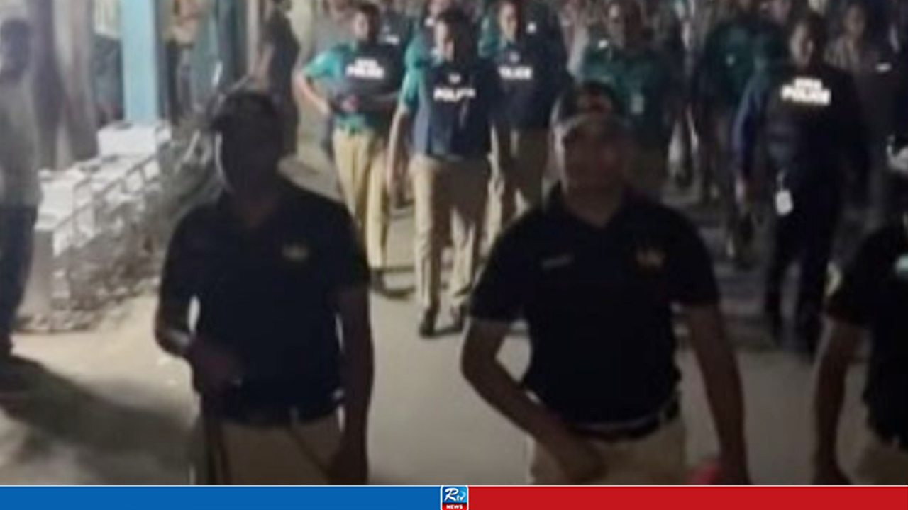 মোহাম্মদপুরে ডগ স্কোয়াড নিয়ে আইন-শৃঙ্খলা বাহিনীর যৌথ অভিযান
