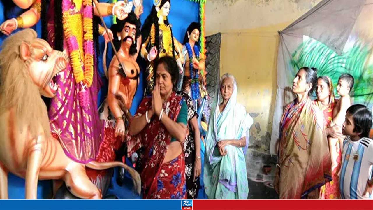 যে গ্রামে নারীরাই সামলান পূজার সব দায়িত্ব