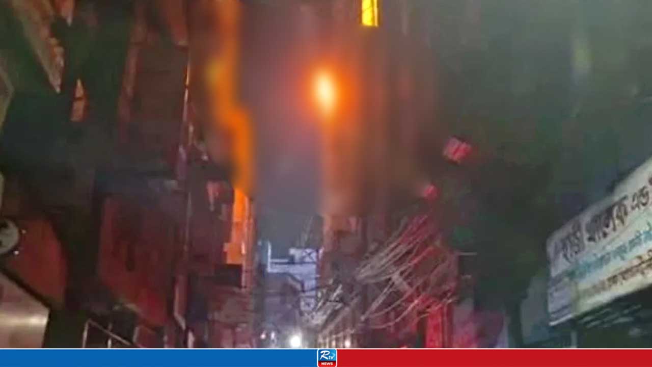 ৩৭ ঘণ্টার চেষ্টায় নিভল চকবাজারের আগুন