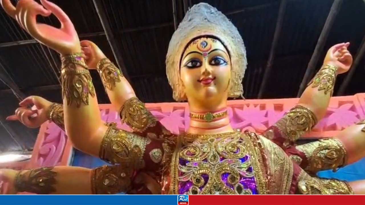রাজশাহীতে ৪৫ ফুটের দুর্গাপ্রতিমা ঘিরে আলোচনা